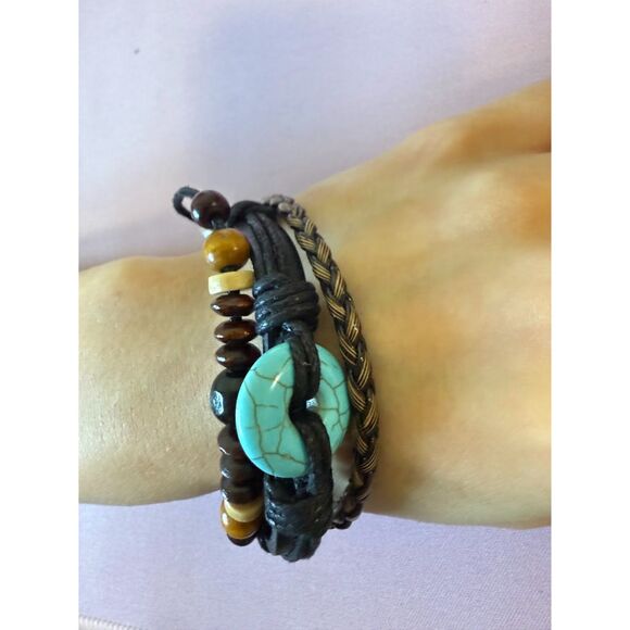 Multi-strand  leather bracelet with a turquoise howlite nugget - Picture 4 of 4